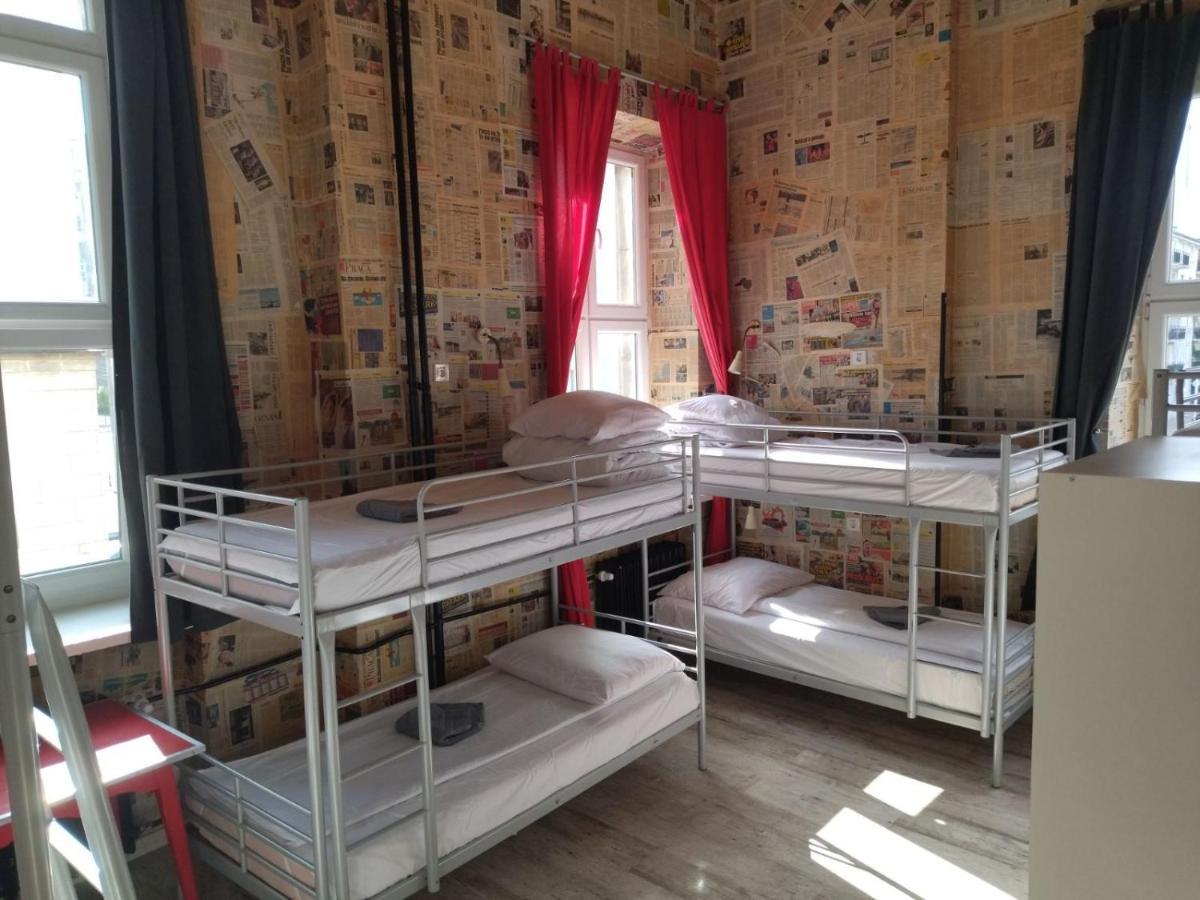 Łóżko piętrowe w koedukacyjnym pokoju wieloosobowym